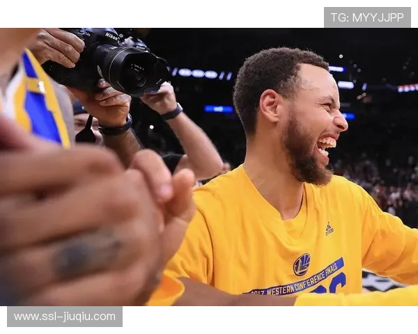 勇士库里场边指导年轻球员，缺阵期间担当精神领袖